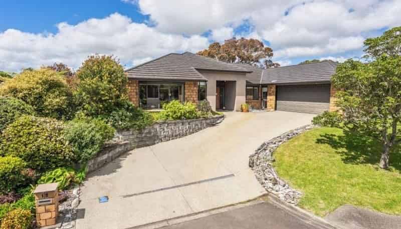 15 Fairway Oaks Dr, Waikanae Beach