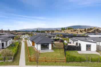 40 Marbleleaf Lane, Albert Town