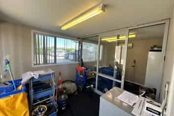 Versatile 134m² Warehouse & Office Unit