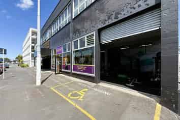 Chic Showroom with Roller Door | 263m2 | Kingsland