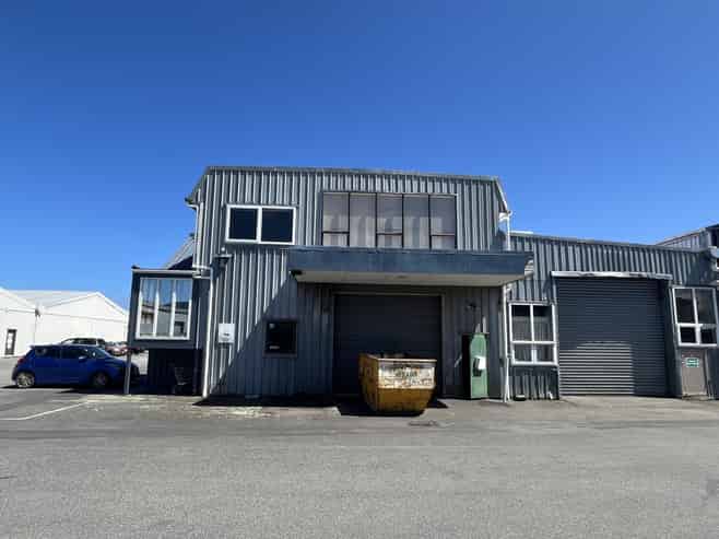 Vacant - versatile warehouse in Kapiti