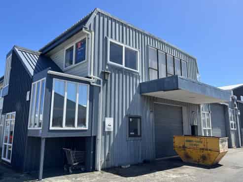 Vacant - versatile warehouse in Kapiti