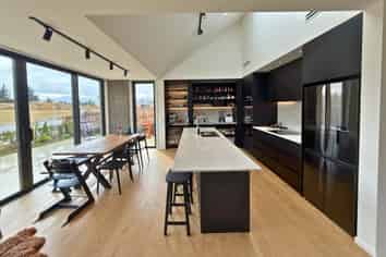 2 Moonstone Street, Albert Town