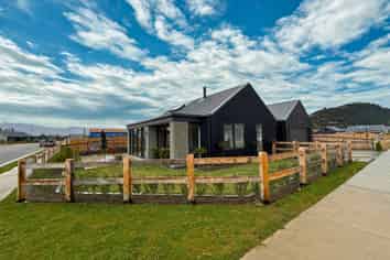 2 Moonstone Street, Albert Town