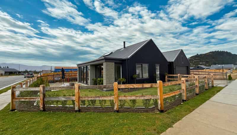 2 Moonstone Street, Albert Town