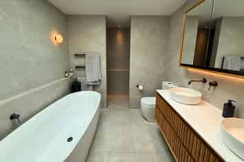 2 Moonstone Street, Albert Town