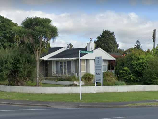 For Lease- Prime corner on Lincoln Rd.