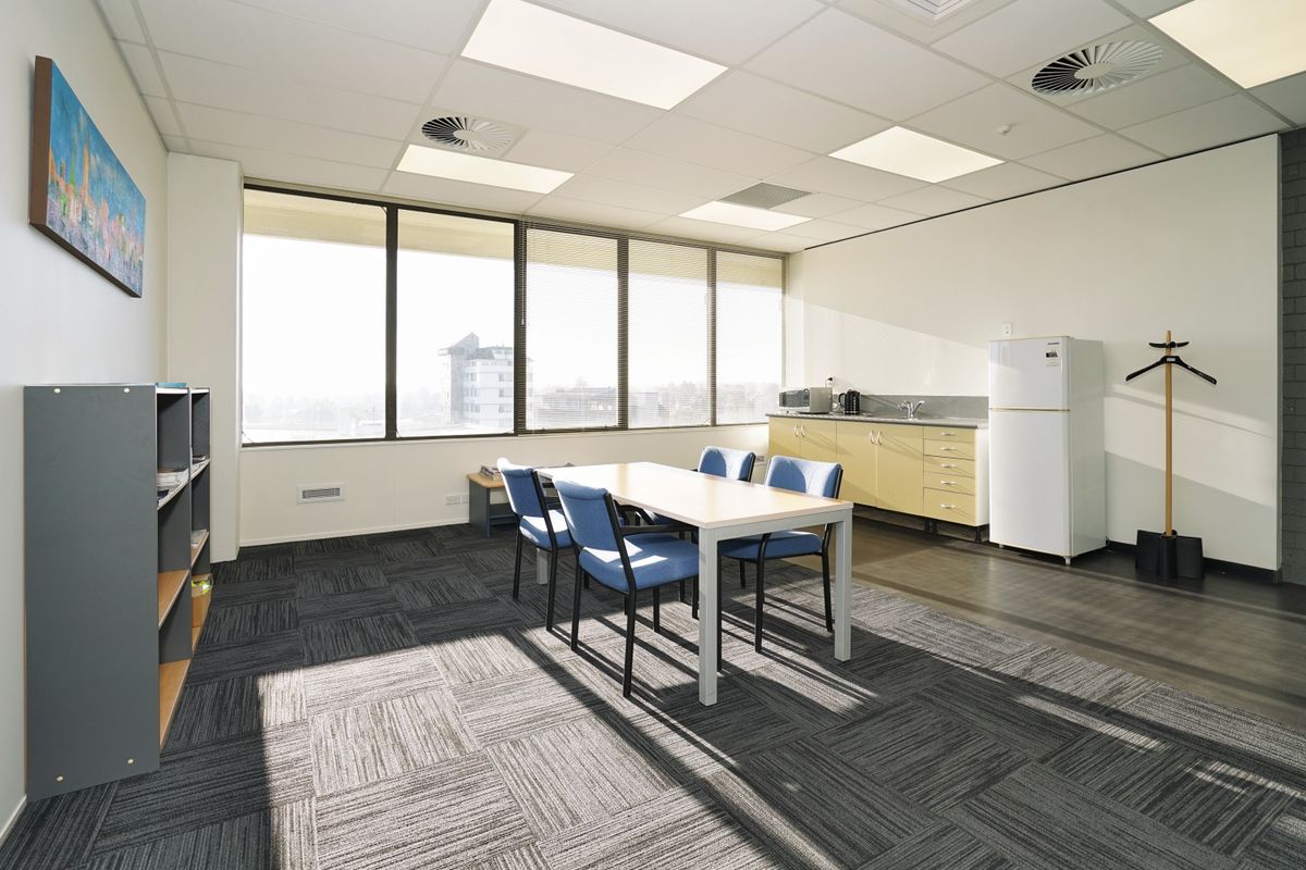 Modern Office with Stunning Views - Prikaz 5