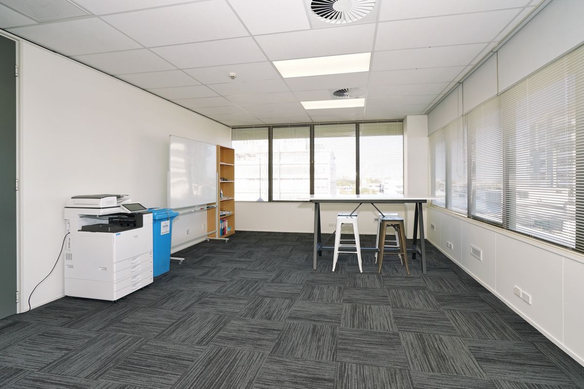 Modern Office with Stunning Views - Prikaz 3