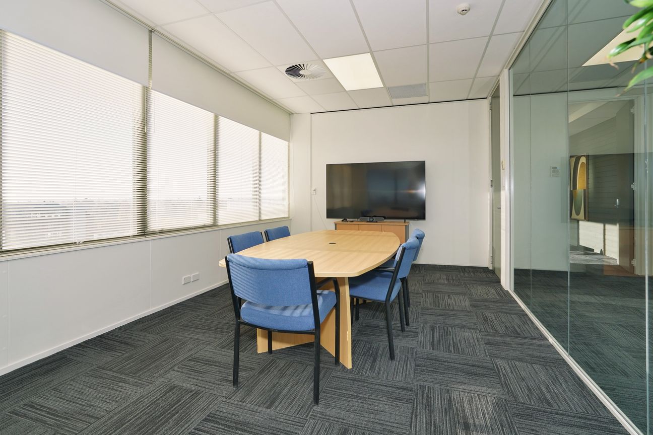 Modern Office with Stunning Views - Изглед 4