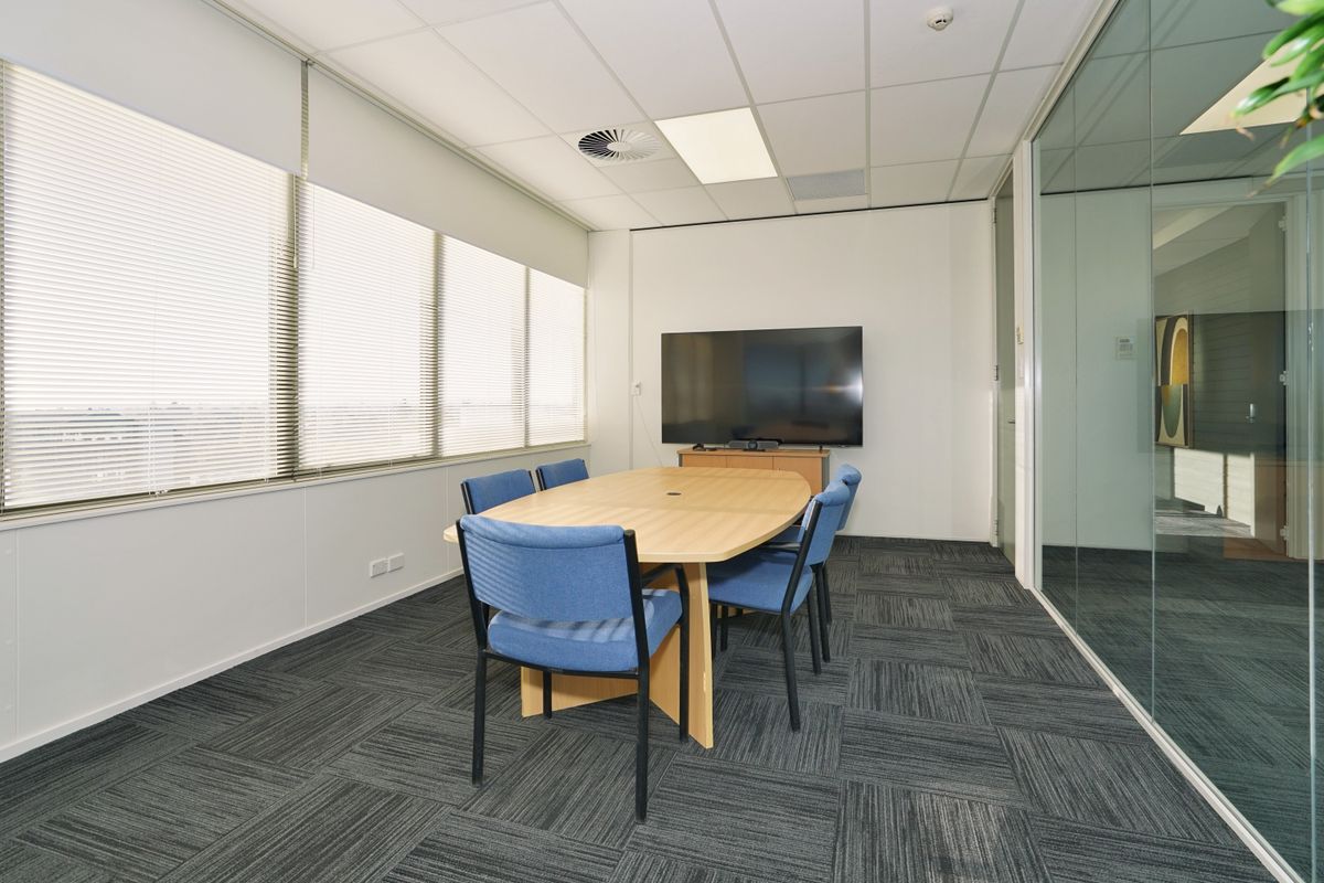 Modern Office with Stunning Views - Prikaz 4