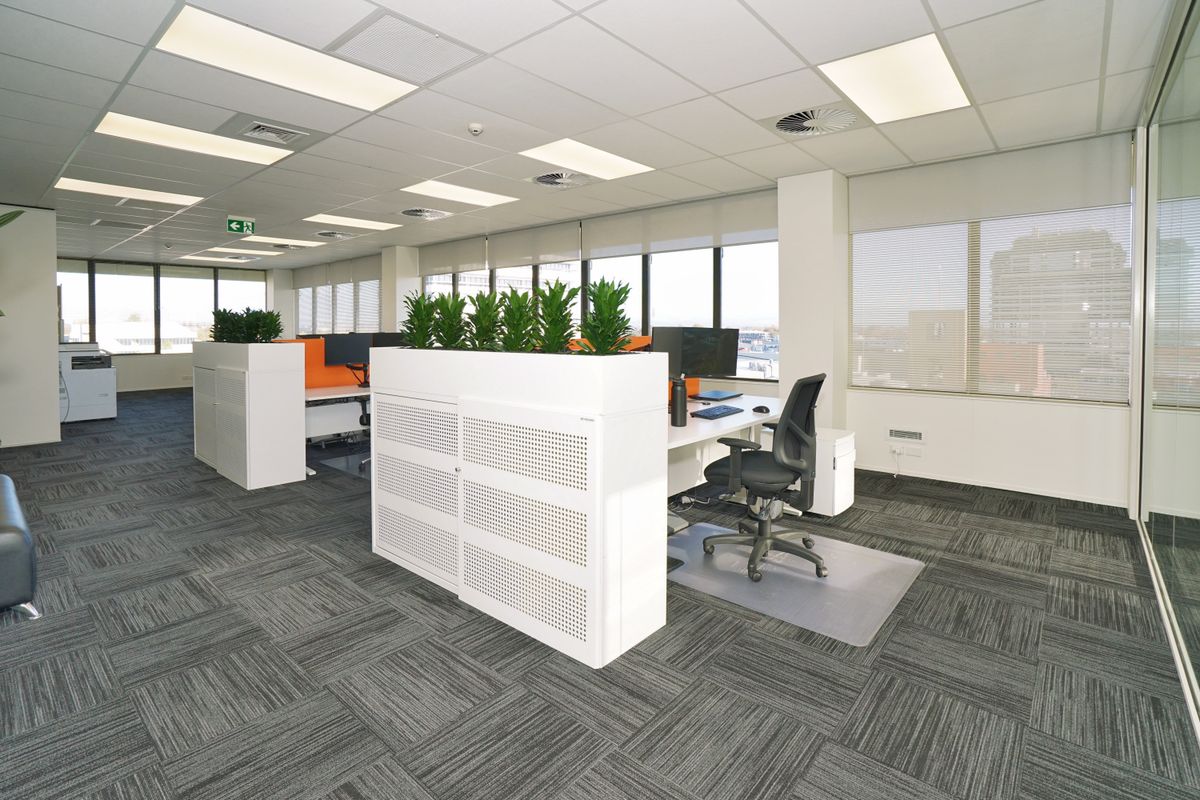 Modern Office with Stunning Views - Prikaz 2