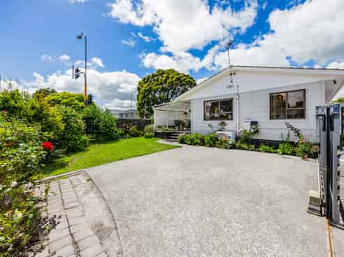 1/2 Burundi Avenue, Clendon Park