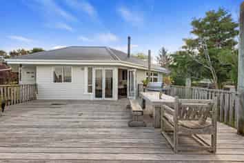 1620 East Coast Road, Whakatiwai