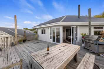 1620 East Coast Road, Whakatiwai