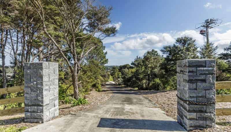 313 Okura River Road, Okura