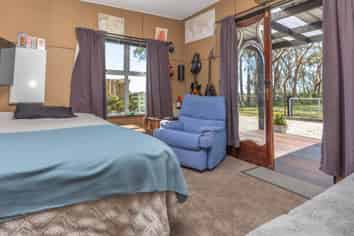  Pandora Avenue, CAMERONS