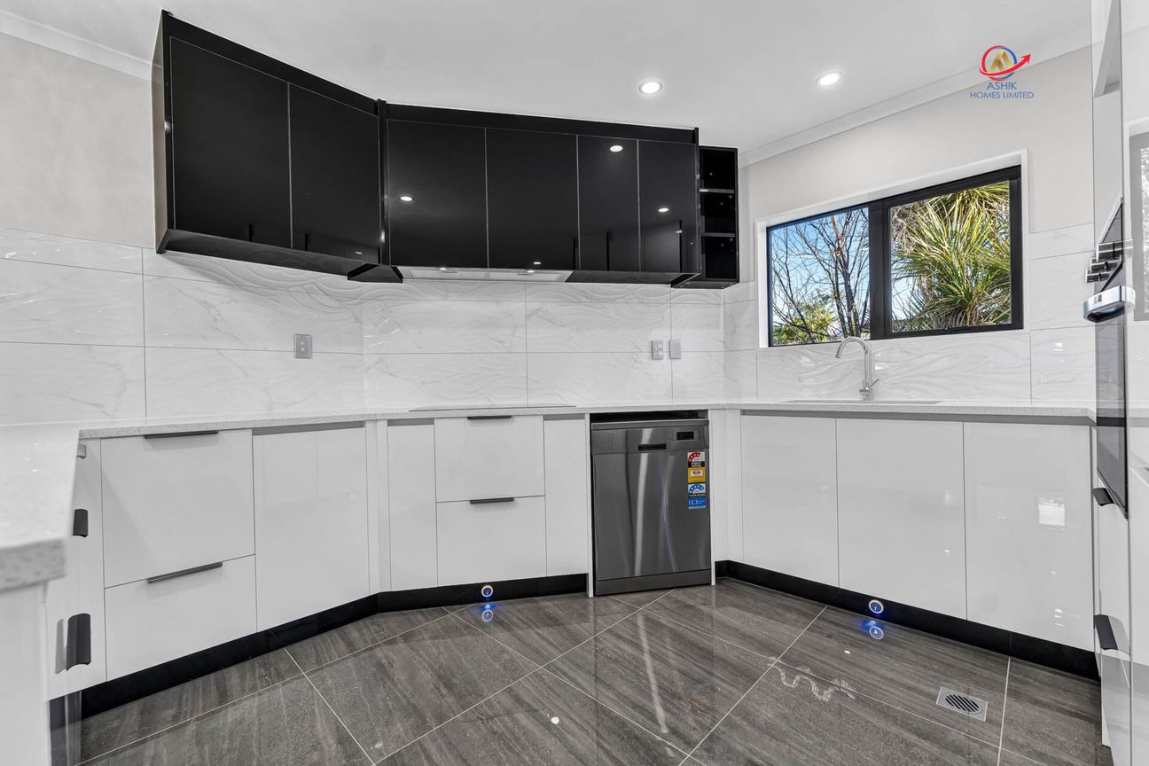 Hassle Free Living - Brand New - Więcej
