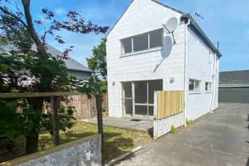 2/108 Office Road, Merivale