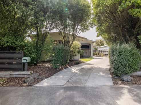 8 Saturn Crescent, Milson