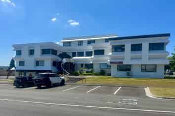 Well located, large office space with easy parking