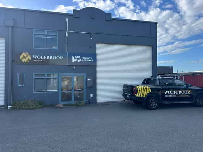 Office and Warehouse - Premium Mount Location