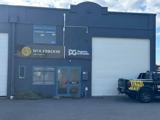 Office and Warehouse - Premium Mount Location