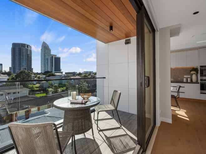 10/12 Burns Avenue, Takapuna