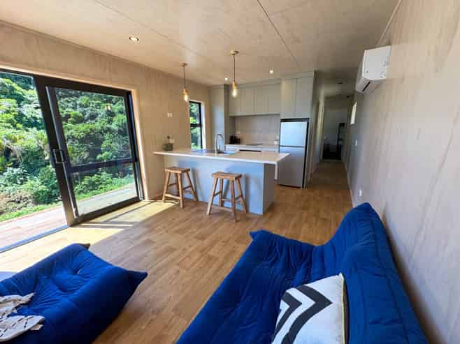 1000A Thames Coast Road, Kereta