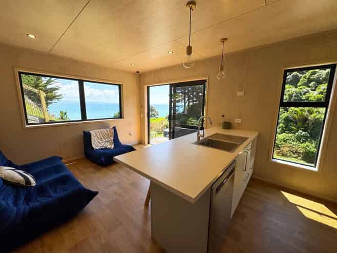 1000A Thames Coast Road, Kereta