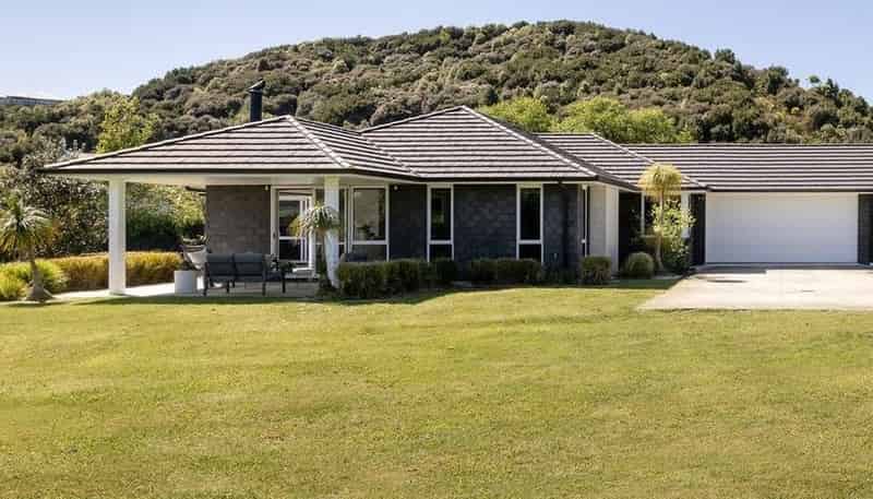 266 Lakes Boulevard, Pyes Pa