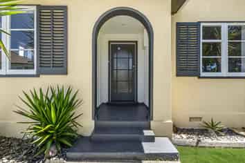 7a Nathan Place, West End