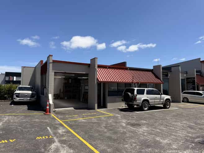 Prime road-front industrial unit – Ready to go