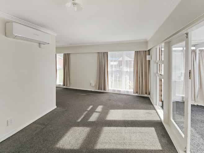 10 Amberley Grove, Belmont