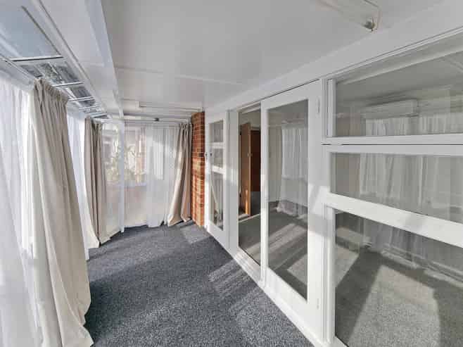 10 Amberley Grove, Belmont