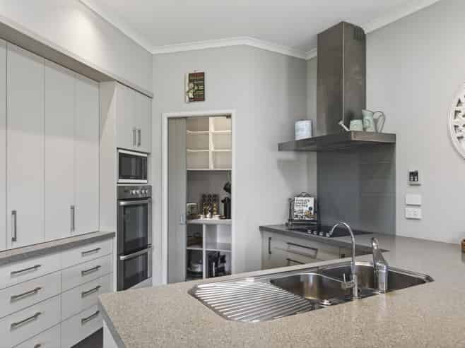 2 Oakwood Drive, Highlands Park