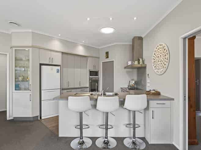 2 Oakwood Drive, Highlands Park