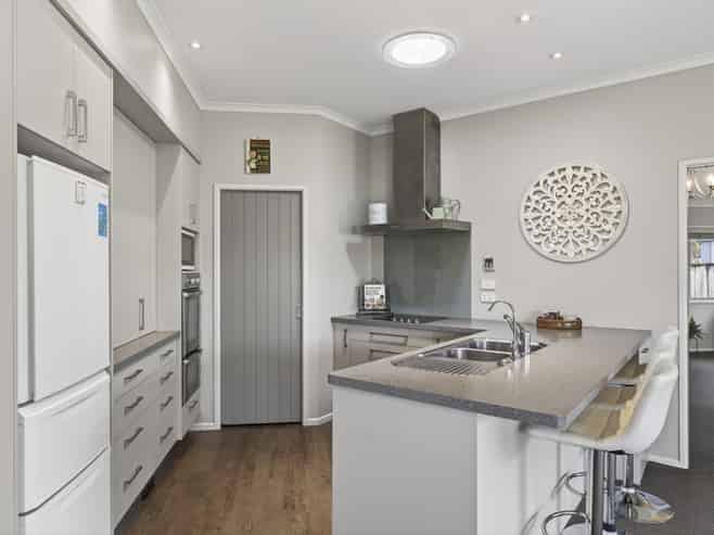 2 Oakwood Drive, Highlands Park