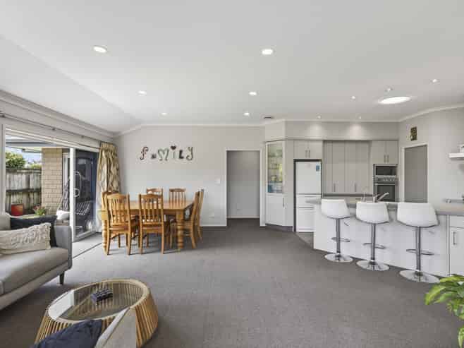 2 Oakwood Drive, Highlands Park