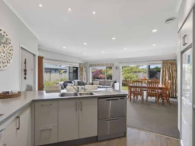 2 Oakwood Drive, Highlands Park