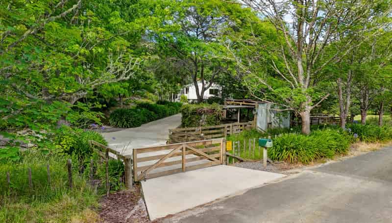 82 Thompsons Road, Okoia