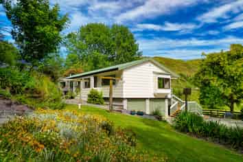 82 Thompsons Road, Okoia