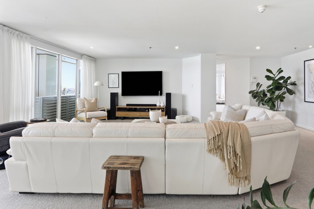 Grand living. Effortless luxury. 5