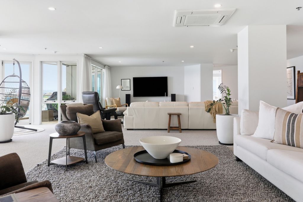 Grand living. Effortless luxury. 3