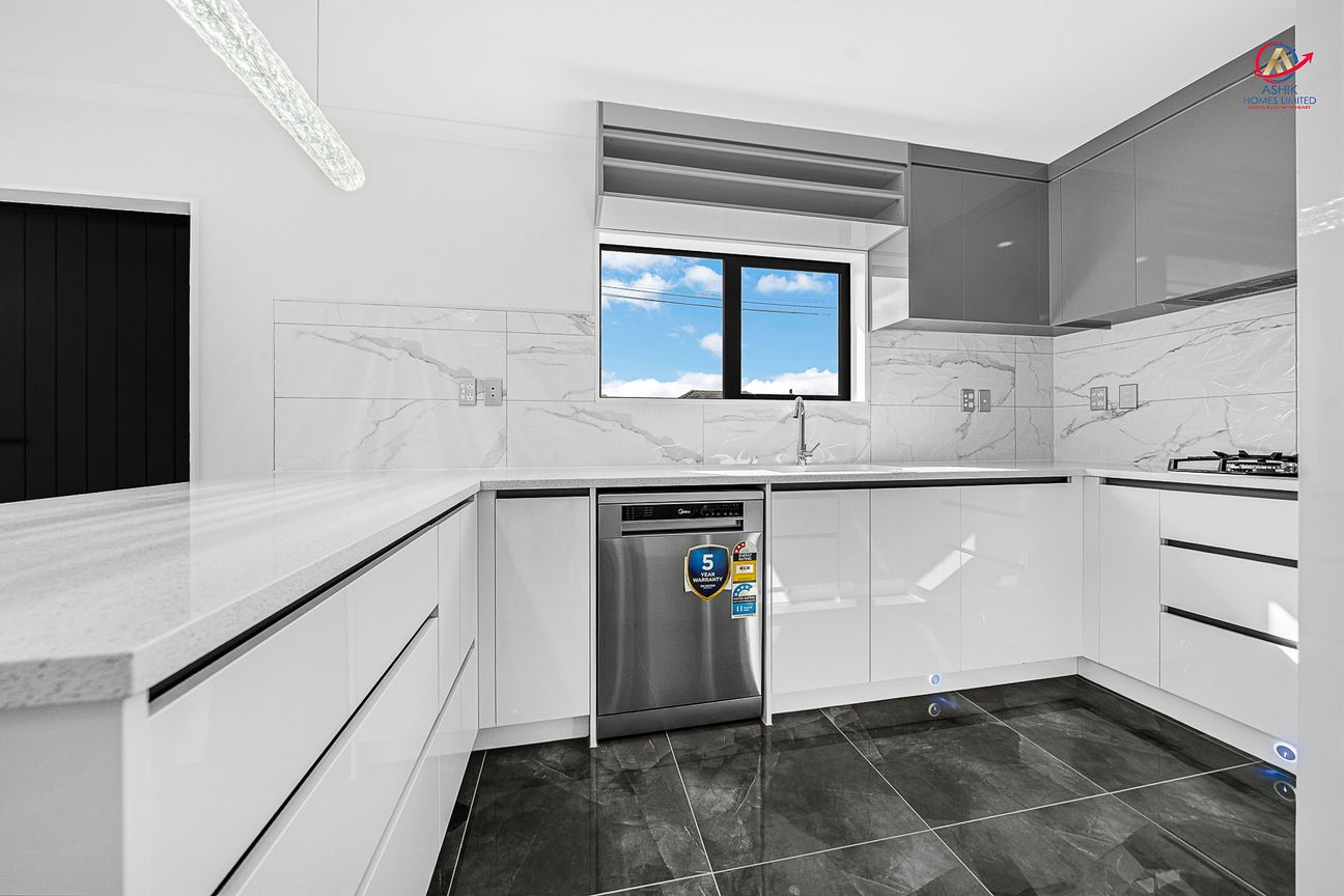 BEST HOUSE IN BEST STREET - URGENT SALE - Widok 6