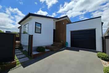 209 Rocking Horse Road, Southshore