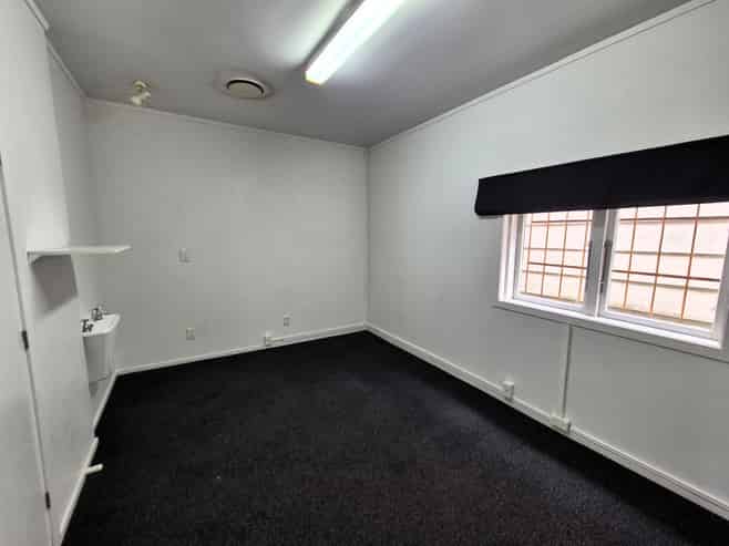 Versatile 80sqm clinic/office