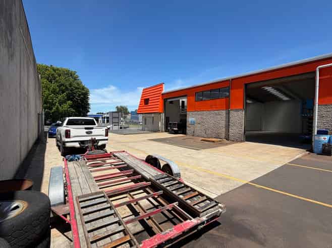 Refreshed Road Frontage Tenancy