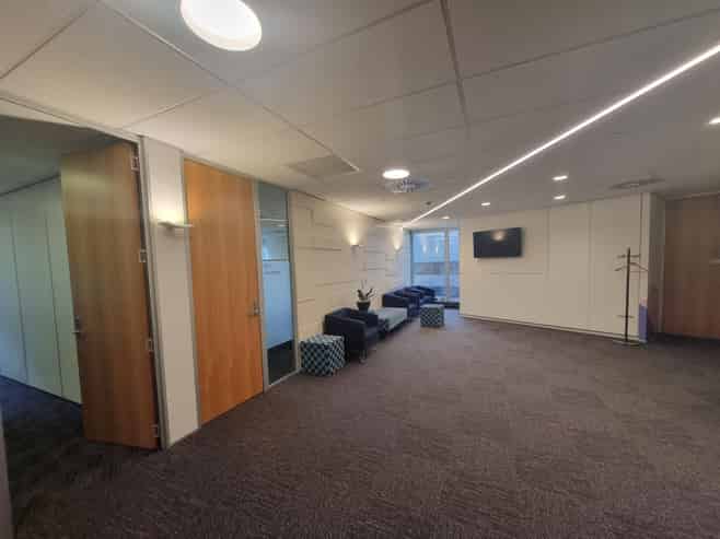 Contiguous Floors on Lambton Quay