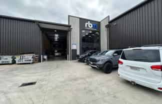 Large functional warehouse / office